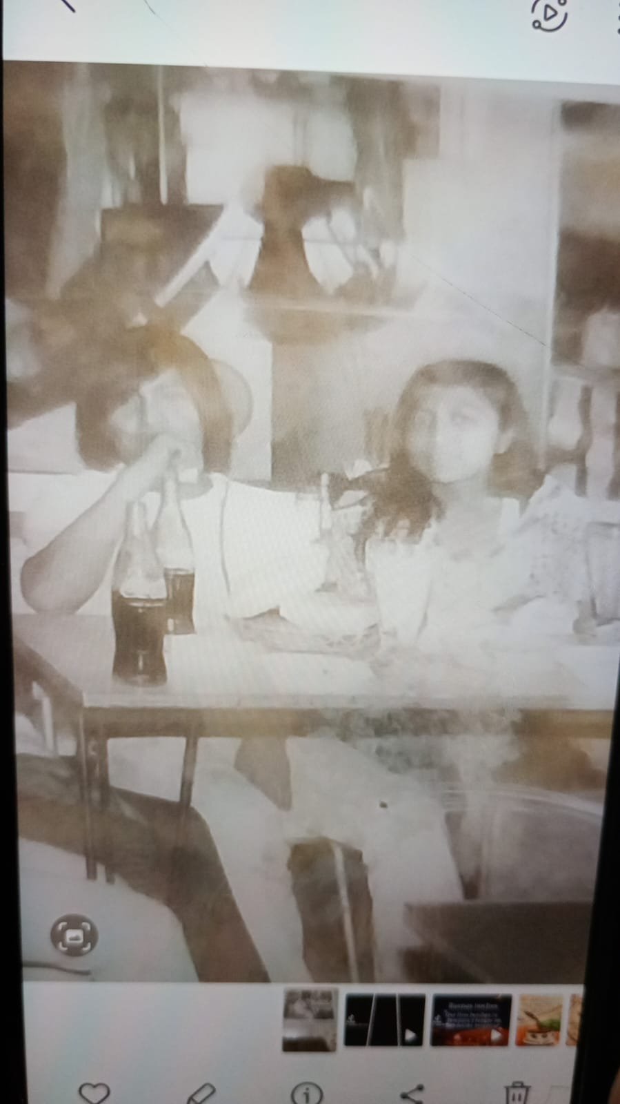 Fotografía antigua de Amalia y Manuel sentados juntos