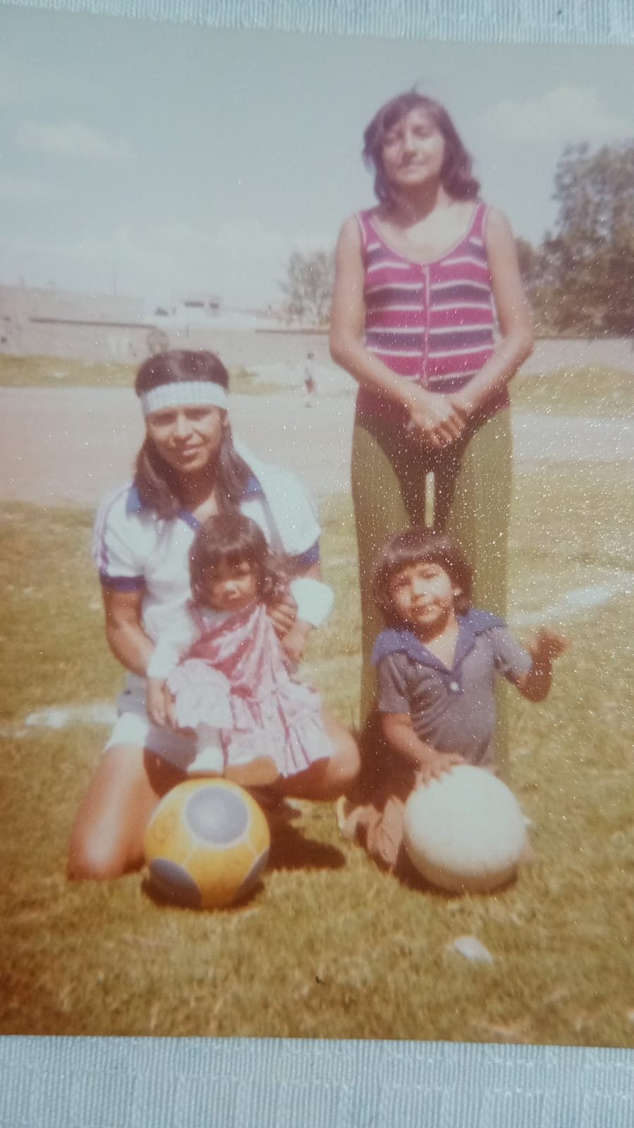 Fotografía familiar de años pasados al aire libre