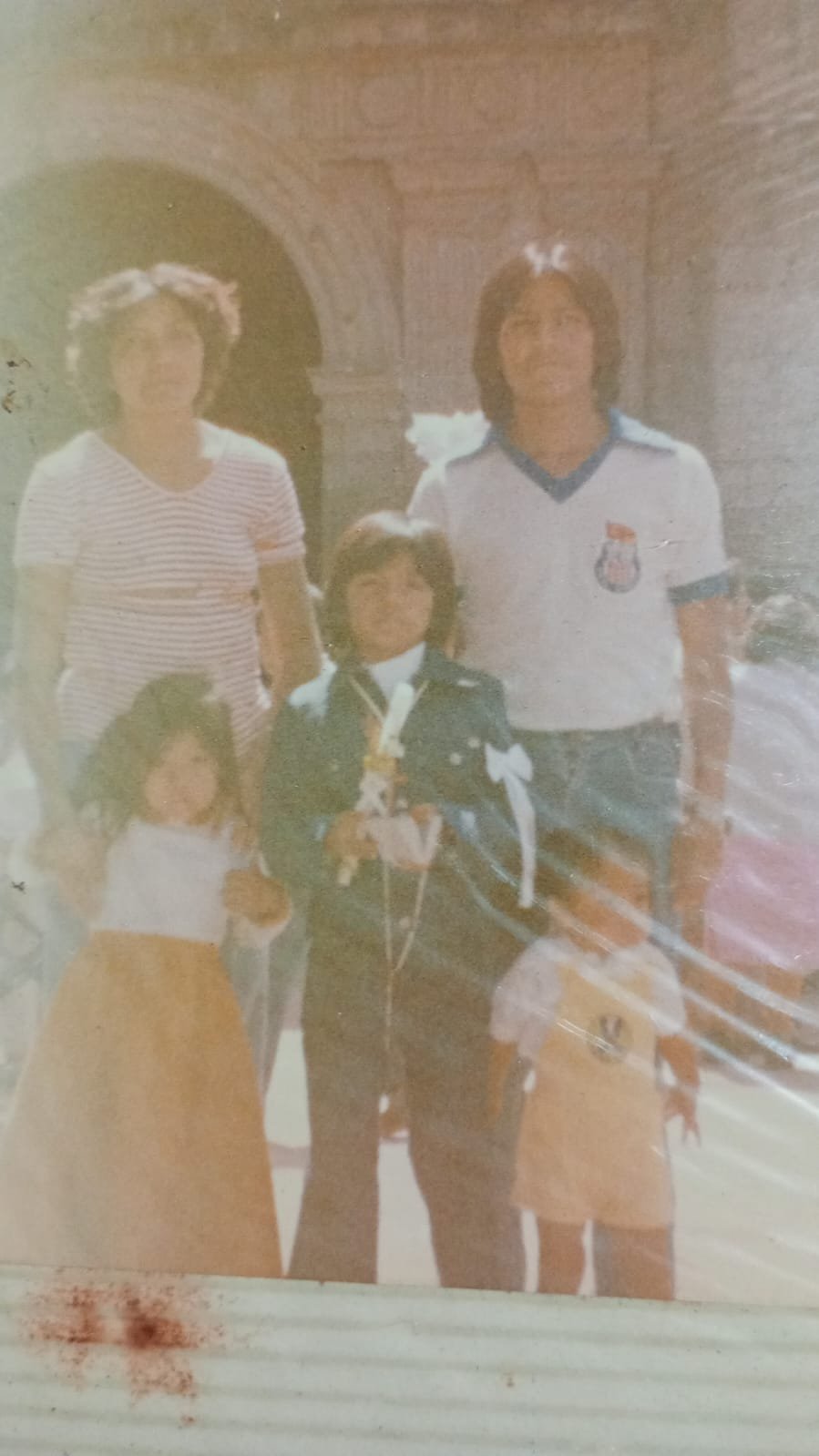 Amalia, Manuel y su familia frente a una iglesia