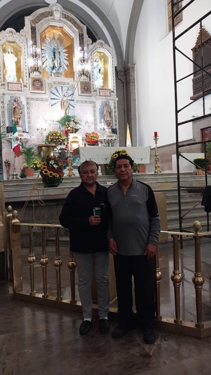 Amalia y Manuel juntos frente al altar de una iglesia